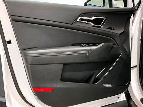 Used 2025 Kia Sportage SX image 24