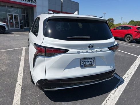 Used 2024 Toyota Sienna Platinum FWD image 3