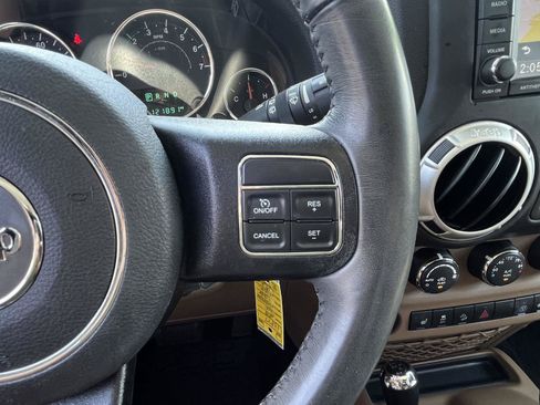 Used 2018 Jeep Wrangler Unlimited Rubicon w/ Connectivity Group AWD/4WD image 10