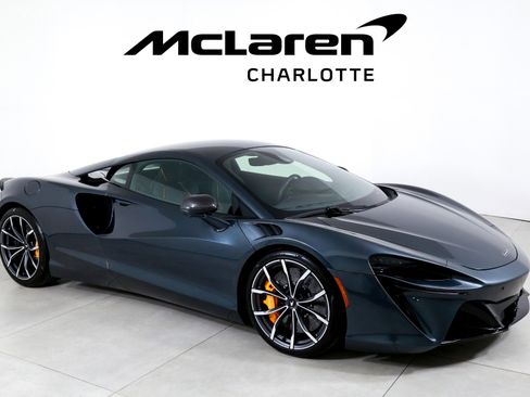 Used 2023 McLaren Artura RWD image 2