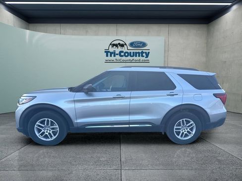 Used 2025 Ford Explorer Active AWD/4WD image 4