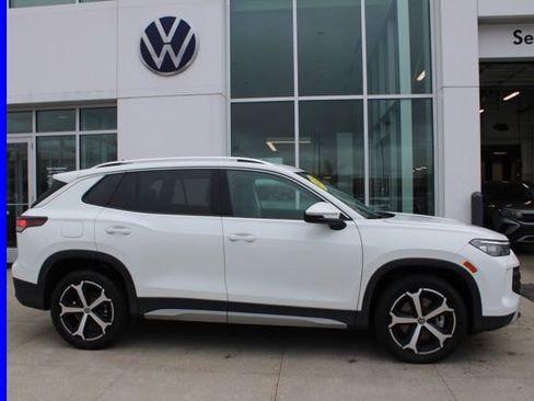 Used 2025 Volkswagen Tiguan SE image 5