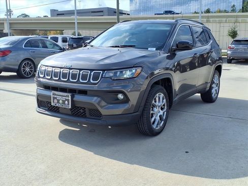 Used 2022 Jeep Compass Latitude image 2