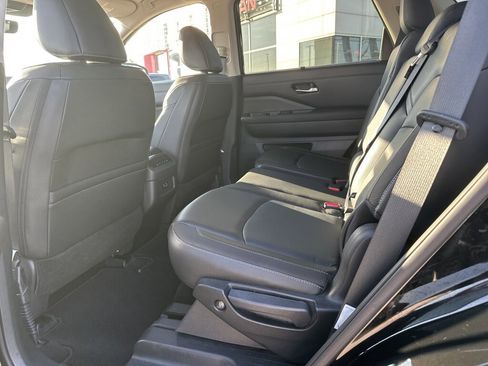 Used 2023 Nissan Pathfinder SL w/ Lighting Package (N92) image 9