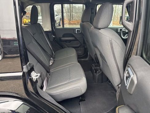 Used 2025 Jeep Wrangler Sahara image 16