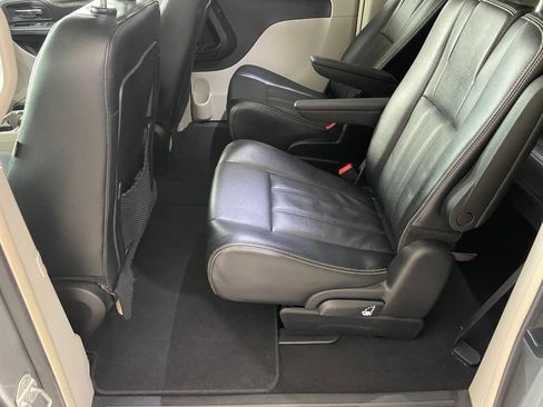 Used 2014 Chrysler Town & Country Touring image 20