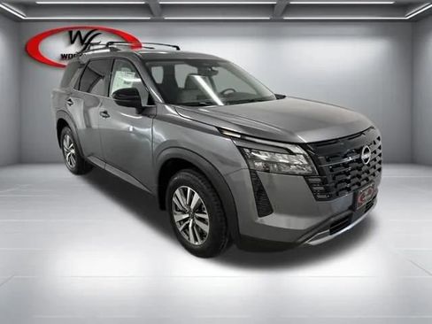 New 2026 Nissan Pathfinder SL image 3
