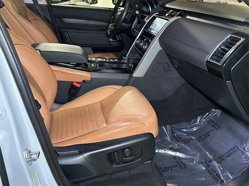 Used 2017 Land Rover Discovery HSE image 11
