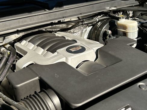 Used 2017 Cadillac Escalade Premium Luxury image 35