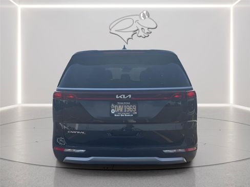 Used 2024 Kia Carnival LX image 9