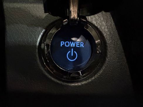 Used 2020 Toyota Camry XLE image 11