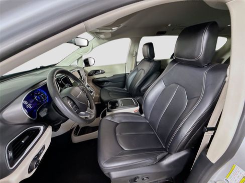 Used 2024 Chrysler Pacifica Touring-L FWD image 14