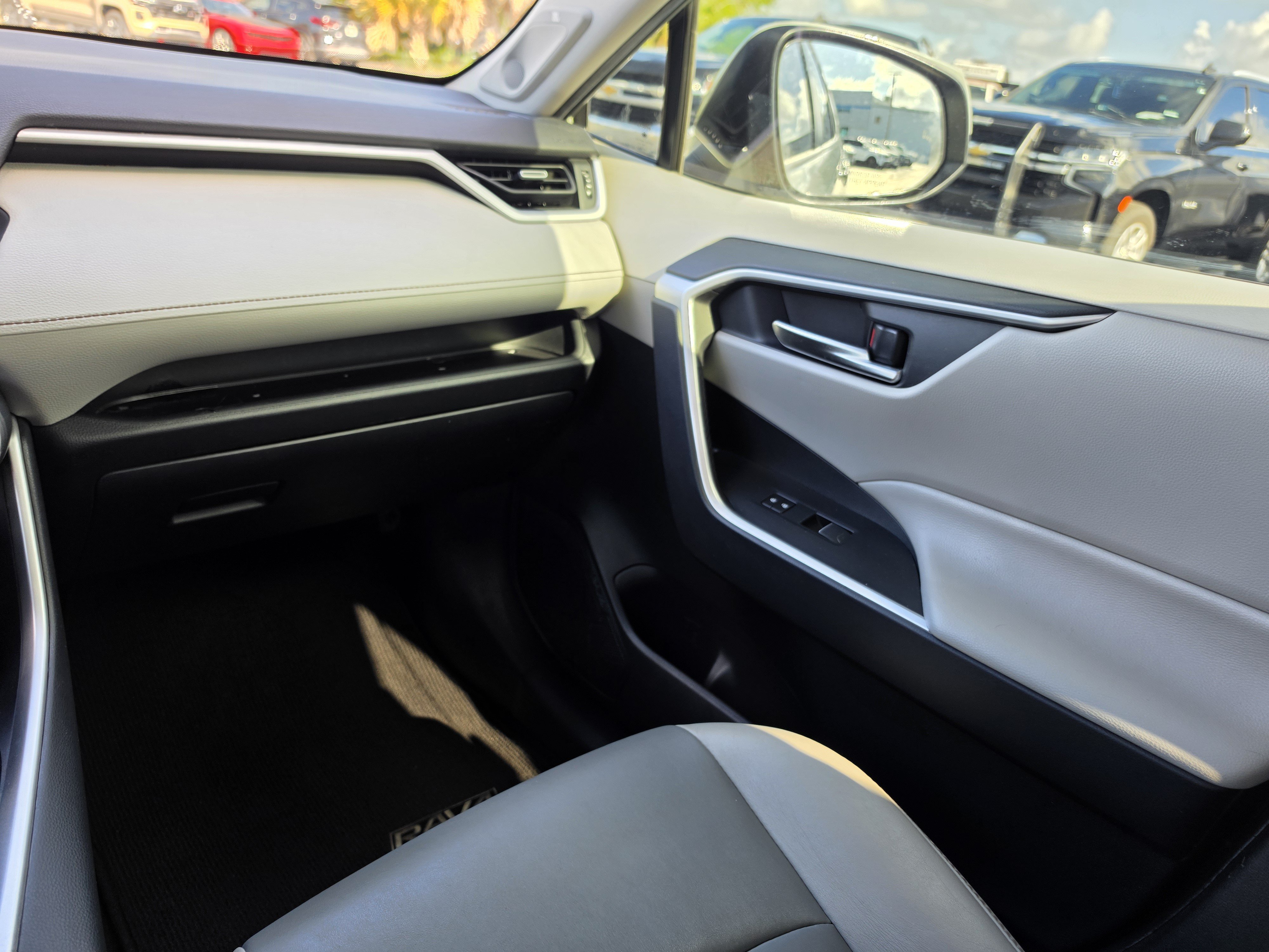 Used 2019 Toyota RAV4 XLE Premium w/ Advanced Technology Package FWD image 12