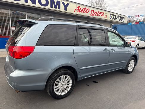 Used 2010 Toyota Sienna LE image 3