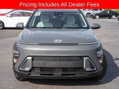 Used 2025 Hyundai Kona SEL FWD image 2