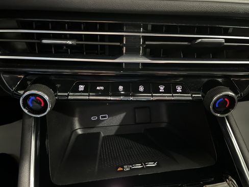 Used 2025 Chevrolet Traverse LT image 27