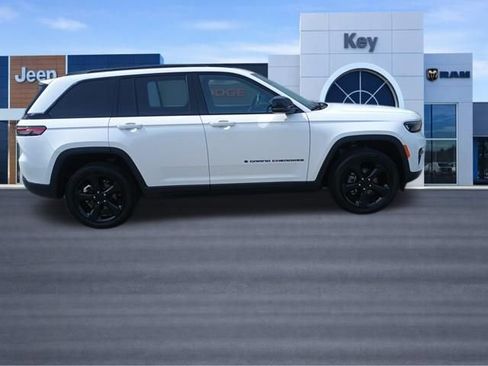 Certified 2023 Jeep Grand Cherokee Altitude AWD/4WD image 8