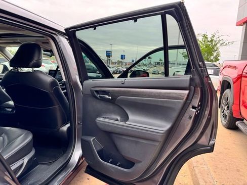 Used 2021 Toyota Highlander Limited image 19