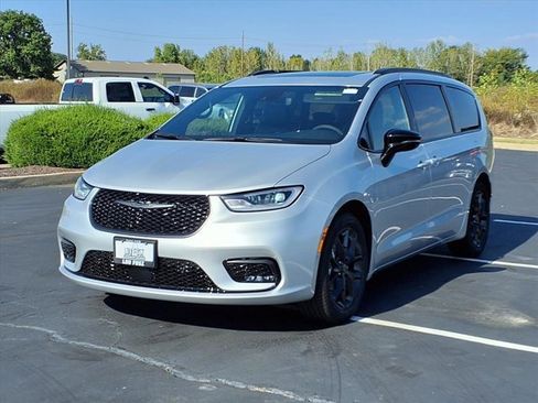 New 2026 Chrysler Pacifica Limited w/ S Appearance Package image 2