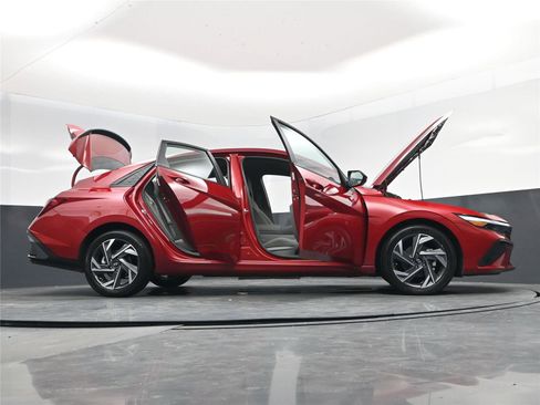 Certified 2025 Hyundai Elantra Sport image 23