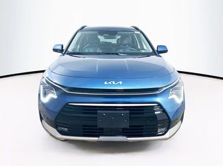 Used 2023 Kia Niro SX Touring video 2