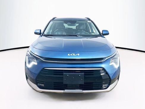 Used 2023 Kia Niro SX Touring image 2