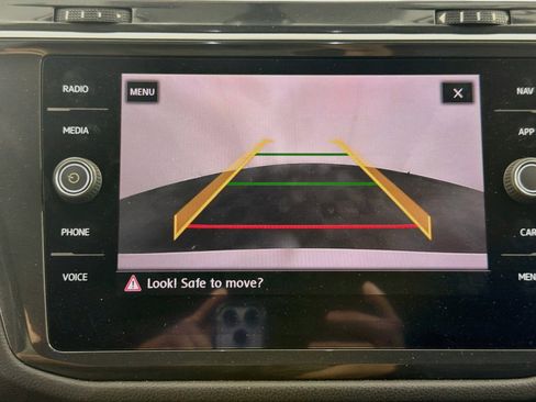 Used 2018 Volkswagen Tiguan SEL FWD image 23