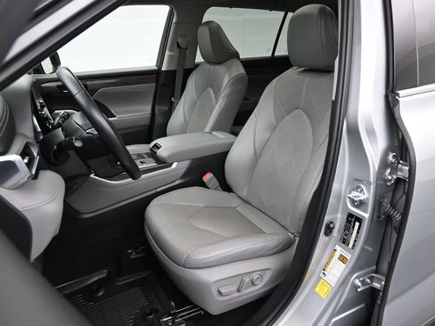 Used 2022 Toyota Highlander Platinum image 11