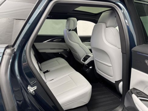 Used 2024 Cadillac Lyriq Luxury image 36