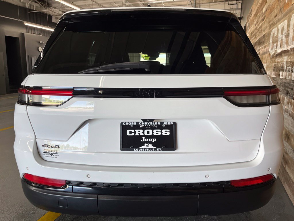 Used 2023 Jeep Grand Cherokee Altitude AWD/4WD image 16