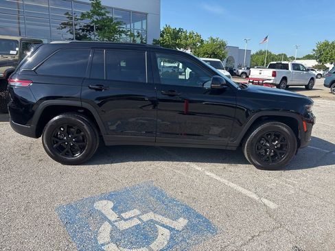 Used 2025 Jeep Grand Cherokee Altitude AWD/4WD image 31