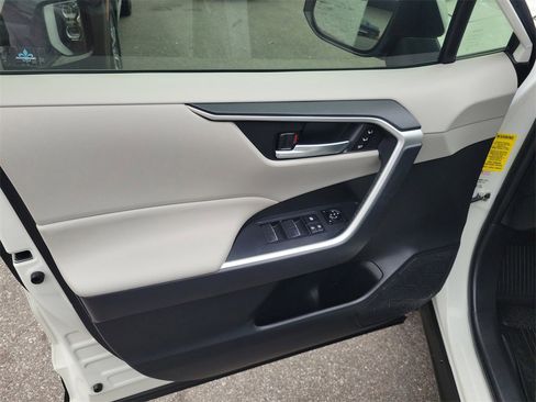 Used 2022 Toyota RAV4 XLE Premium image 21