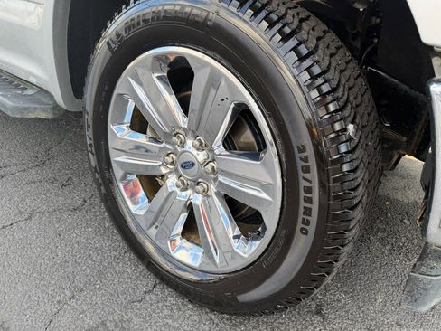 Used 2019 Ford F150 Lariat w/ Equipment Group 502A Luxury AWD/4WD image 9