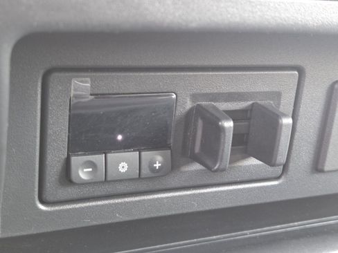 Used 2017 Nissan Titan SV AWD/4WD image 5
