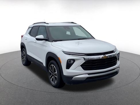 Used 2025 Chevrolet TrailBlazer LT w/ Driver Confidence Package image 3