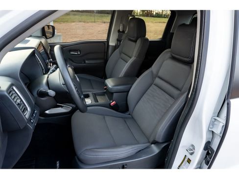 Used 2023 Nissan Frontier SV image 11