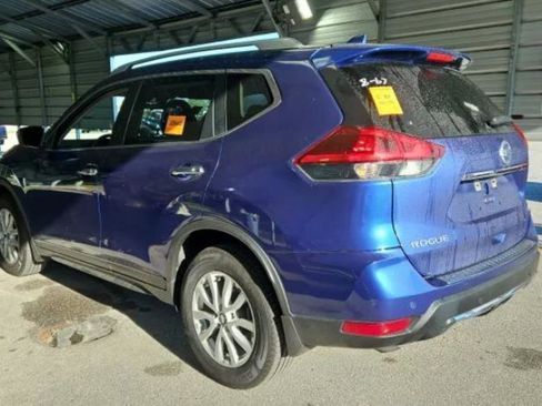 Used 2019 Nissan Rogue SV image 2
