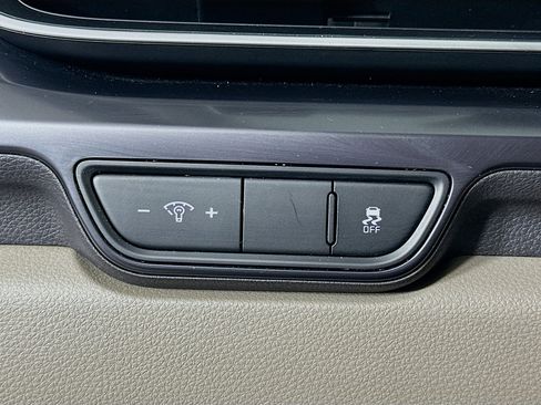Used 2025 Kia Carnival FWD image 17