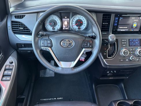 Used 2017 Toyota Sienna SE FWD image 30