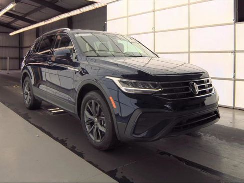 Used 2022 Volkswagen Tiguan SE AWD/4WD image 1