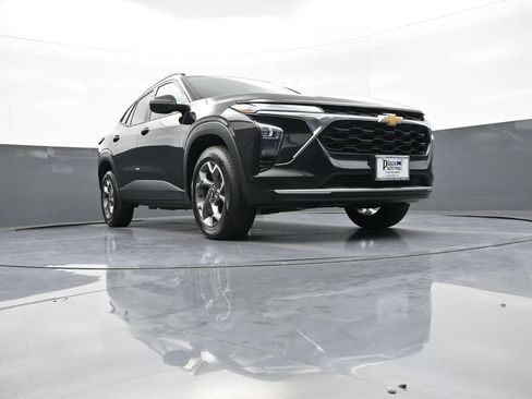 Used 2025 Chevrolet Trax LT w/ LT Convenience Package FWD image 26