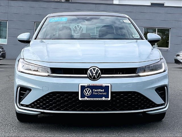 Certified 2025 Volkswagen Jetta SE w/ Sunroof Package FWD image 8