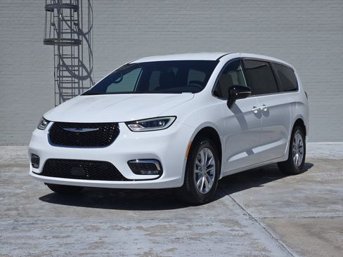New 2026 Chrysler Pacifica Select image 2