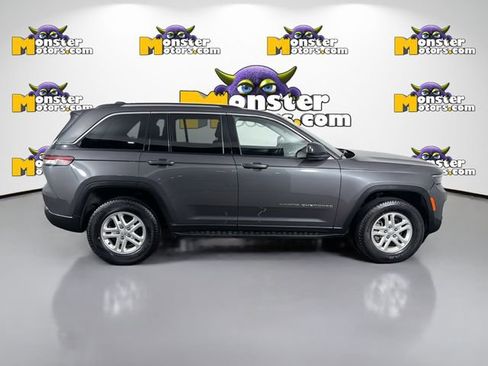 Used 2023 Jeep Grand Cherokee Laredo AWD/4WD image 4