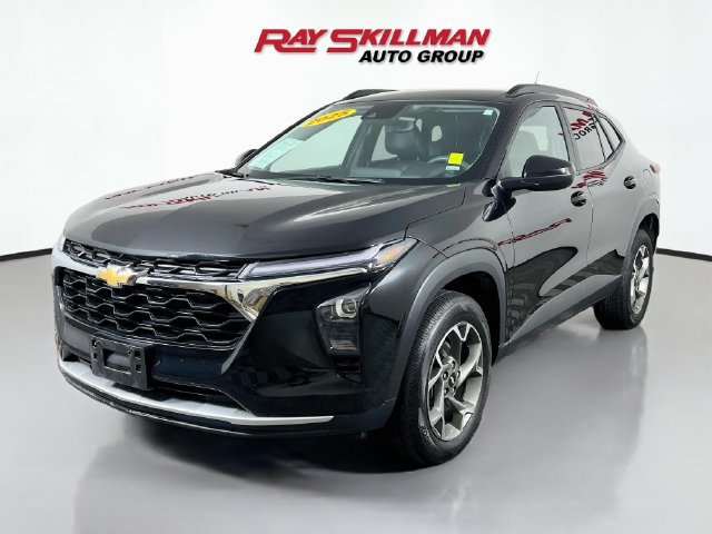 Used 2025 Chevrolet Trax LT FWD image 3