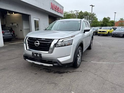 Used 2025 Nissan Pathfinder SL AWD/4WD image 5