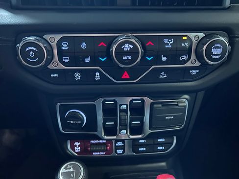 Used 2024 Jeep Gladiator Rubicon w/ Technology Group AWD/4WD image 16