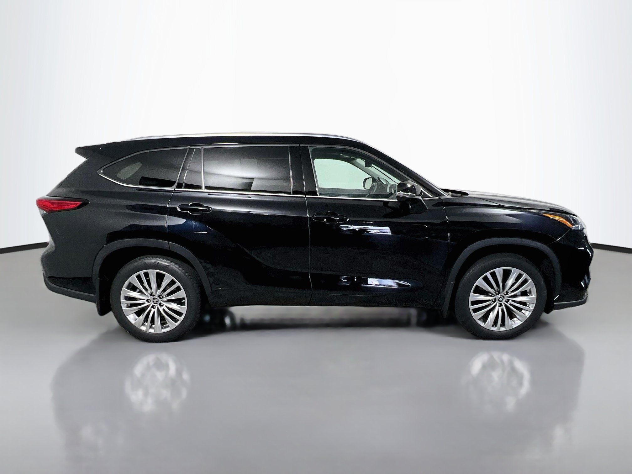 Used 2023 Toyota Highlander Platinum AWD/4WD image 3