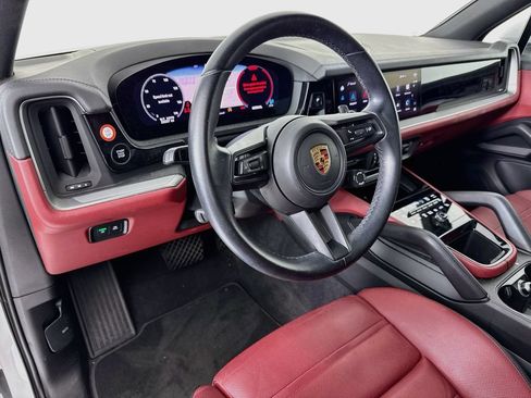 Certified 2024 Porsche Cayenne AWD/4WD image 4