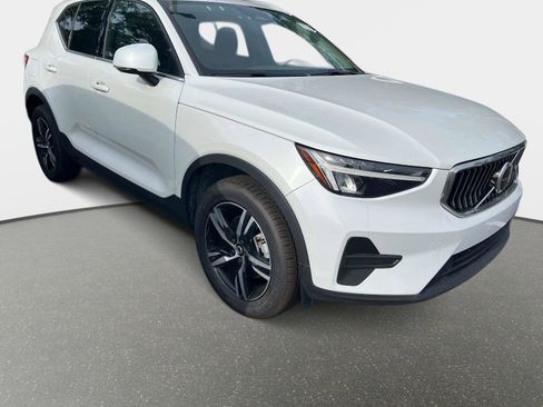 Used 2025 Volvo XC40 B5 Core AWD/4WD image 1